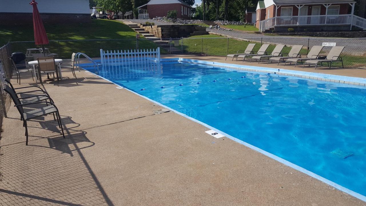 Early American Motel Aurora Екстер'єр фото